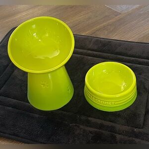 LE CREUSET PET BOWL STAND SET AVOCADO (2 Pieces)
